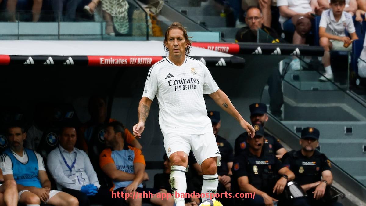 半岛体育app-2023年世俱杯利物浦赛后总结，球队表现与改进方向研究