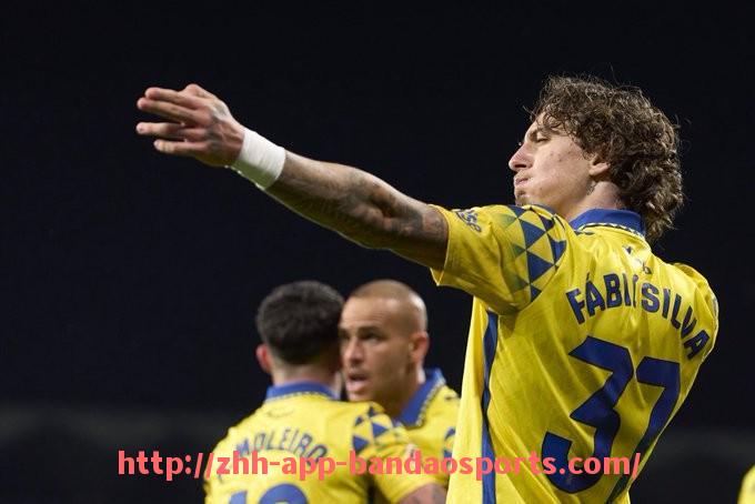 半岛体育app-法甲外援加入球队影响观察：战术调整与更衣室氛围变化